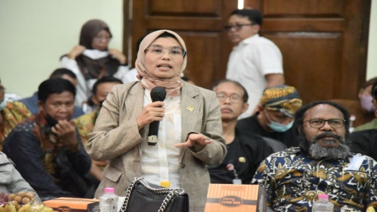 Anggota Komisi V DPR RI Neng Eem Marhamah Zulfahiz saat mengikuti pertemuan pada Kunjungan Kerja Spesifik Komisi V DPR RI ke Kabupaten Demak, Jawa Tengah, Kamis (19/1/2023). (Tiara/nr)