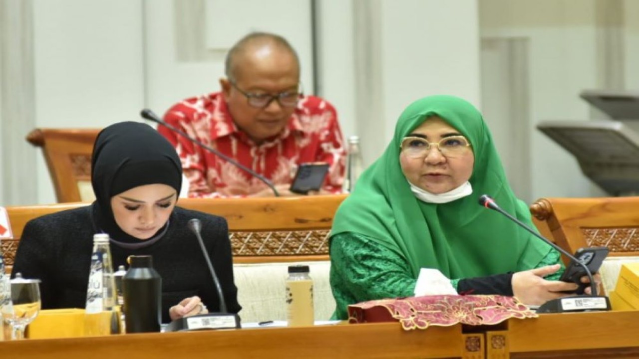 Anggota Komisi VI DPR RI Nevi Zuairina (kanan) dalam Rapat Dengar Pendapat yang diselenggarakan di Gedung Nusantara I, Senayan Jakarta pada Senin (30/1/2023). (Oji/Man)