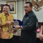Otto Hasibuan serahkan plakat kepada ketua Pengadilan Tinggi DKI Jakarta-1675171543