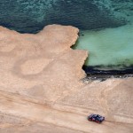 Pebalap Spanyol Carlos Sainz dan co-driver Lucas Cruz dari tim Audi menjalani prolog Dakar 2023 di pesisir Laut Merah, Yanbu, Arab Saudi. (31/12/2022) (AFP/FRANCK FIFE)-1672625435