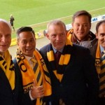 Pemilik klub Oxford "Yellows" United Inggris, Anindya Bakrie (kedua kiri) saat menonton pertandingan timnya di Inggris. ANTARA/HO-Oxford United-1673238042