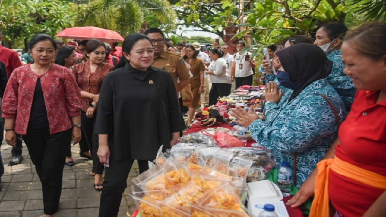 Ketua DPR RI Dr. (H.C) Puan Maharani saat melihat dan mengunjungi sejumlah sentra usaha mikro kecil menengah (UMKM) di Desa Serangan, Bali. (Ist/nr)