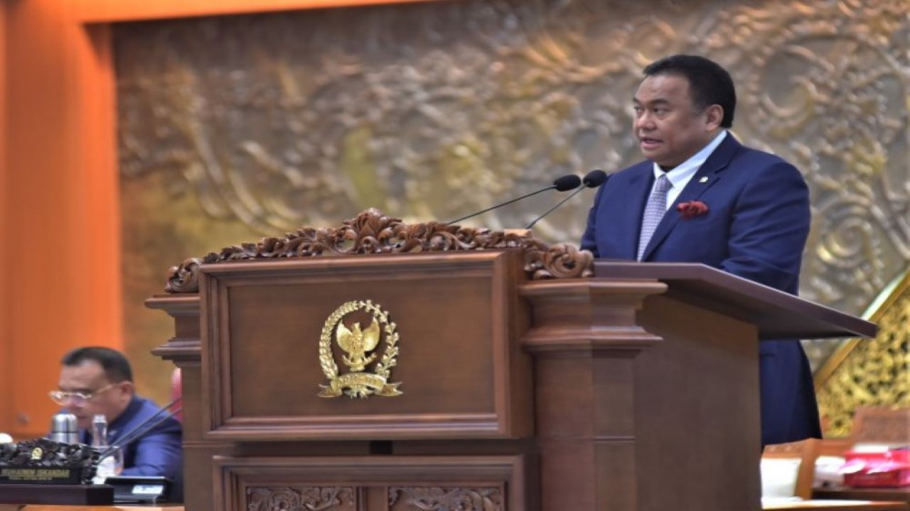 Wakil Ketua DPR RI Koordinator Bidang Industri dan Pembangunan (Korinbang) Rachmat Gobel saat membacakan Pidato Ketua DPR RI dalam Rapat Paripurna DPR RI Ke-4 Masa Persidangan III Tahun Sidang 2022-2023 di Gedung Nusantara II, Senayan, Jakarta, Selasa (10/1/2023). (Jaka/Man)