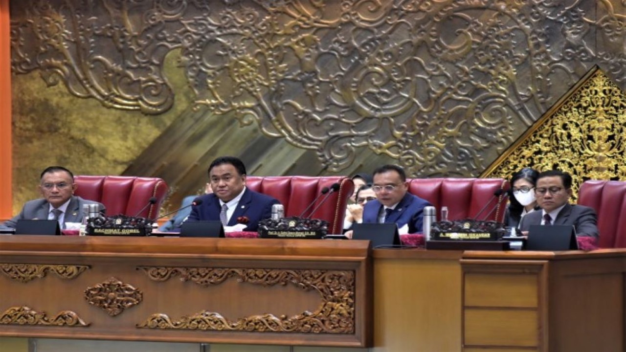 Wakil Ketua DPR RI Rachmat Gobel (ke dua dari kiri) saat memimpin Rapat Paripurna Pembukaan Masa Persidangan III Tahun 2022-2023, Senayan, Jakarta, Selasa (10/1/2023). (Jaka/Man)