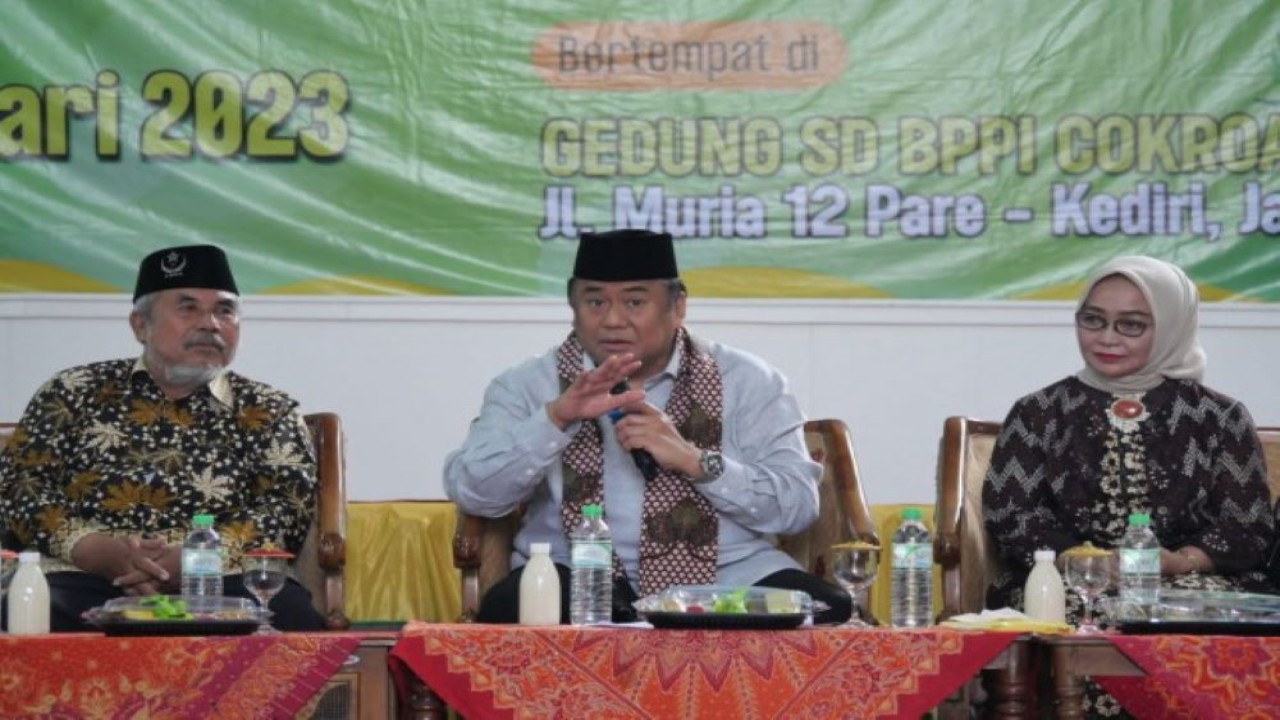 Wakil Ketua DPR RI Bidang Korinbang Rachmat Gobel, saat mengikuti dialog dengan para guru secara daring dan luring di Pare, Kediri, Jawa Timur, Minggu (29/1/2023). (Azka/Man)