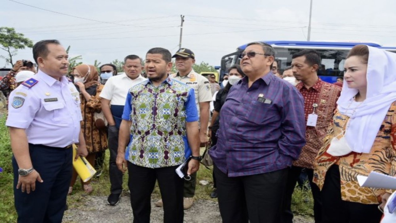 Wakil Ketua Komisi V DPR RI Robert Rouw bersama Tim Kunspek Komisi V DPR RI saat meninjau langsung sejumlah lokasi terdampak banjir dan rob di kabupaten Demak, Jawa Tengah, Kamis (19/1/2023). (Tiara/nr)