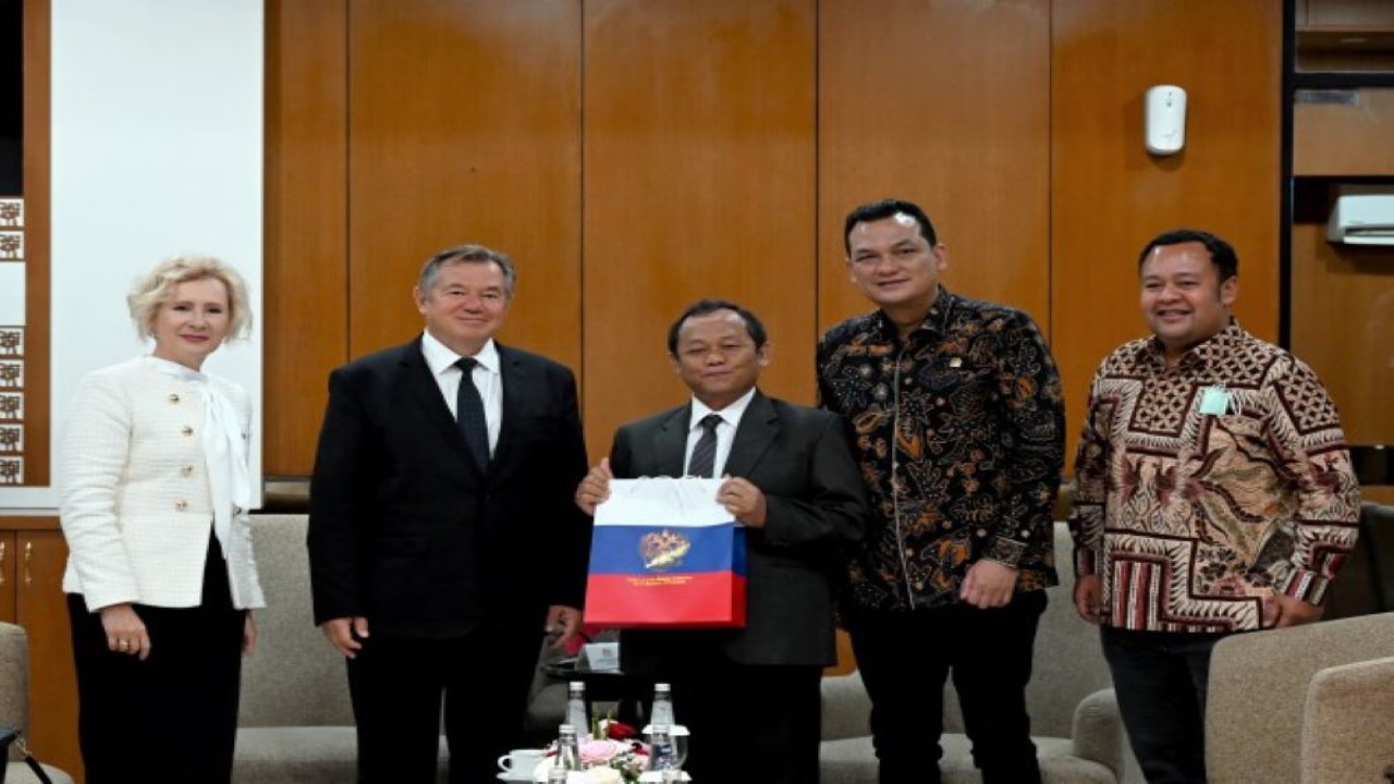 Wakil Ketua Komisi VI DPR RI Sarmuji di dampingi Wakil Ketua Komisi VI Martin Y. Manurung dan Mohamad Hekal, foto bersama usai menerima delegasi Rusia dan perwakilan dari Eurasian Economic Commission (EEC) di Gedung Nusantara II, Senayan, Jakarta. Kamis (26/1/2023). (Tari/Man)