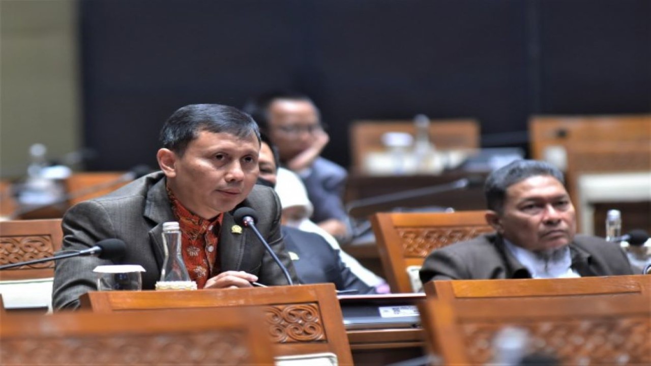 Anggota Komisi IV DPR RI Slamet dalam interupsinya pada Rapat Paripurna DPR RI DPR RI Ke-14 Masa Persidangan III Tahun Sidang 2022-2023 dengan agenda Pidato Ketua DPR RI Pada Pembukaan Masa Persidangan III Tahun Sidang 2022-2023, di Gedung Nusantara II, Senayan, Jakarta, Selasa (10/1/2023). (Jaka/Man)