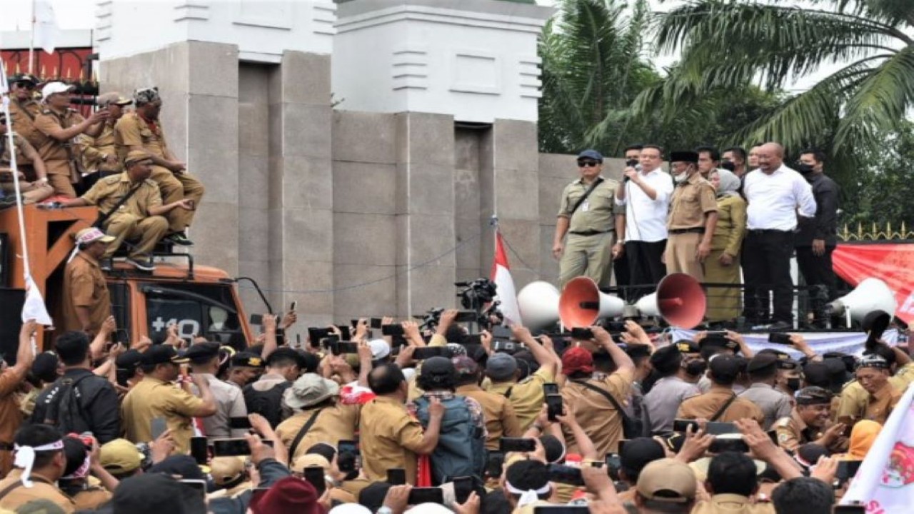 Wakil Ketua DPR RI Sufmi Dasco Ahmad menemui massa pengunjuk rasa yang berasal dari para perangkat desa se-Indonesia, di depan Gedung DPR RI, Senayan, Jakarta, Selasa, (17/1/2023). Dalam aspirasinya, para perangkat desa menuntut revisi Undang-Undang Nomor 6 Tahun 2014 tentang Desa. (Devi/Man)