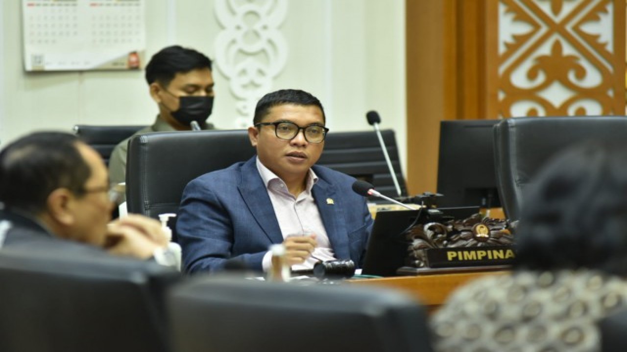 Wakil Ketua Baleg DPR RI Achmad Baidowi saat memimpin Rapat Panja Harmonisasi RUU Tentang POM bersama Komisi IX DPR RI di Ruang Rapat Baleg. Foto: Oji/nr