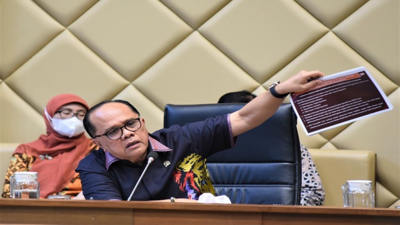 Wakil Ketua Komisi II DPR RI Junimart Girsang dalam rapat kerja Komisi II DPR RI dengan Menteri Dalam Negeri, KPU (Komisi Pemilihan Umum), Bawaslu (Badan Pengawas Pemilu) dan DKPP (Dewan Kehormatan Penyelenggara Pemilu) di ruang rapat Komisi II DPR RI, Senayan Jakarta, Rabu (11/1/2023). Foto: Arief/Man