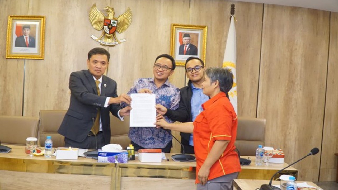 Wakil Ketua Komisi VII DPR RI Bambang Haryadi, Anggota Komisi III DPR RI Habiburokhman dan Moh. Rano Alfath usai menerima perwakilan dari organisasi buruh. Foto: Yoga/nr