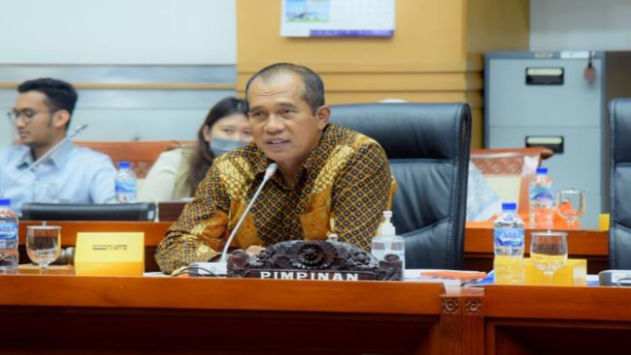 Wakil Ketua Komisi I DPR RI Abdul Kharis Almasyhari saat mengikuti Rapat Kerja dengan Pemerintah, yang diwakili oleh Menkominfo RI dan Menkumham RI. (Runi/nr)