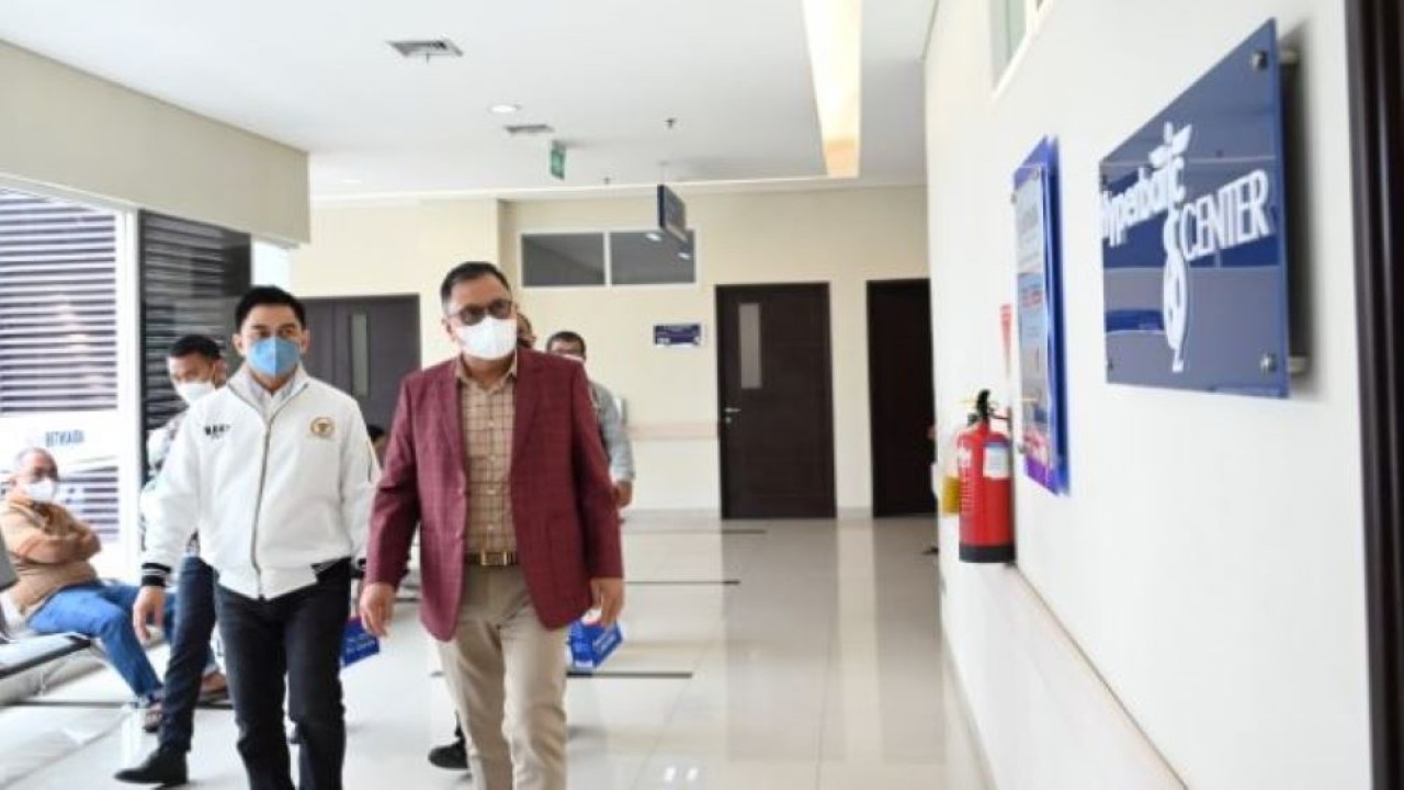 Ketua BURT DPR RI Agung Budi Santoso (kanan) saat meninjau Rumah Sakit Bethsaida, Selasa (14/2/2023). (Saum/nr)