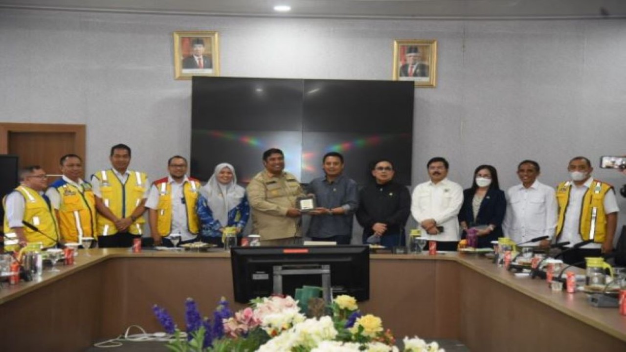 Wakil Ketua Komisi V DPR RI Andi Iwan Darmawan Aras saat bertukar cenderamata usai memimpin pertemuan kunjungan kerja spesifik di Maros, Kamis (2/2/2023). (Arief/nr)