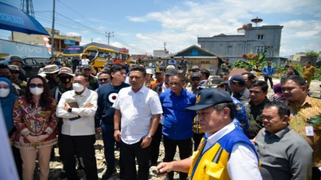 Wakil Ketua Komisi V DPR RI Andi Iwan Aras bersama Tim Kunker Reses Komisi V DPR RI saat meninjau infrastruktur di Kabupaten Luwu Utara, Jumat (17/2/2023). (Ulfi/nr)