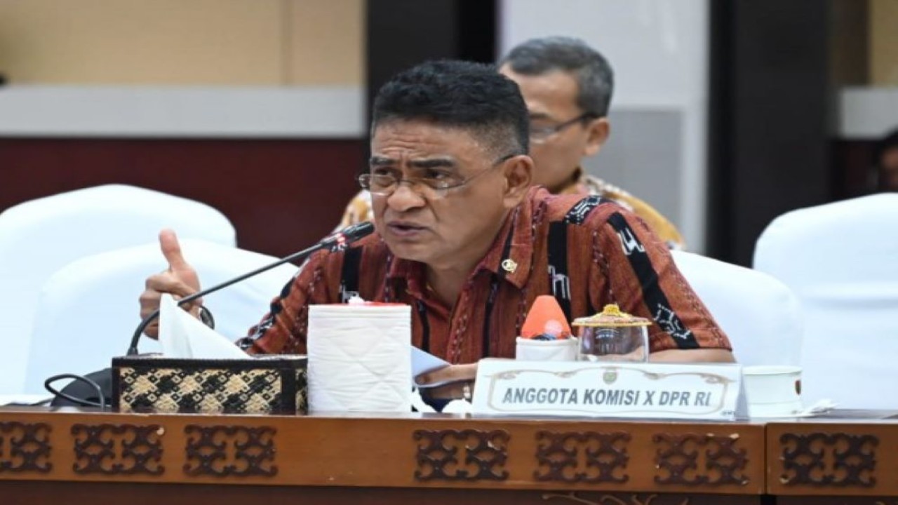 Anggota Komisi X DPR RI Andreas Hugo Pareira saat mengikuti pertemuan kunjungan kerja spesifik Komisi X DPR RI di Kantor Gubernur Kalimantan Tengah, Kamis (9/2/2023). (Agung/nr)