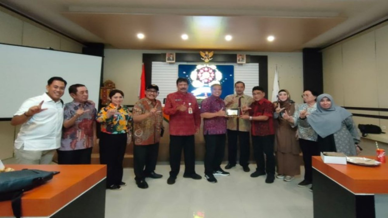 Anggota Komisi X DPR RI Andreas Hugo Pariera dalam sesi foto bersama usai mengikuti pertemuan kunjungan reses Komisi X DPR RI ke Provinsi Bali, Jumat (17/2/2023). (Ayu/nr)