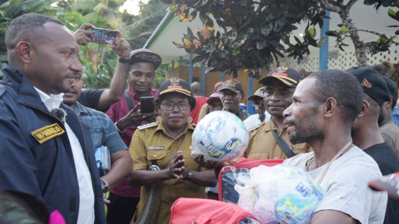 Anggota Komisi I DPR RI Yan Permenas Mandenas saat sedang berbincang dengan masyarakat di Pulau Kurudu, Kepulauan Yapen, Provinsi Papua, Selasa (21/2/2023). Foto: Chasbi/nr