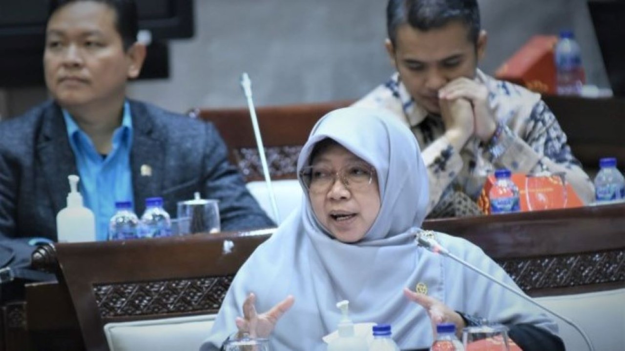 Anggota Komisi XI DPR RI Anis Byarwati saat Rapat Dengar Pendapat Komisi XI DPR RI dengan Direktur Jenderal Pembiayaan dan Pengelolaan Risiko (PPR), Kementerian Keuangan RI, di Gedung Nusantara I, DPR RI, Senayan, Jakarta, Selasa (7/2/2023). (Jaka/Man)