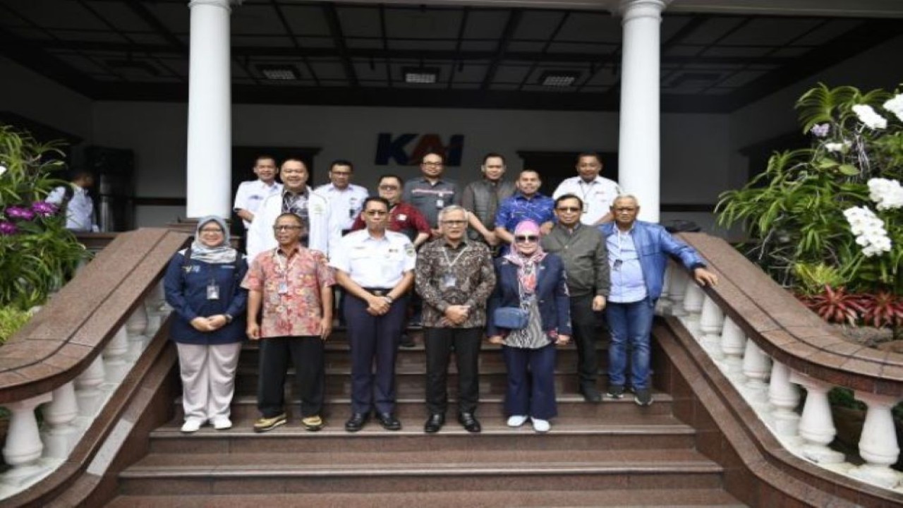 Wakil Ketua Komisi VI DPR RI Aria Bima foto bersama usai rapat Kunjungan Kerja Spesifik (Kunspik) Komisi VI DPR RI ke Kantor Pusat KAI di Bandung, Kamis (2/2/2023). (Ucha/nr)