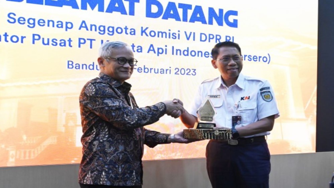 Wakil Ketua Komisi VI DPR RI Aria Bima saat bertukar cenderamata usai Kunjungan Kerja Spesifik Komisi VI DPR RI ke Kantor Pusat KAI di Bandung pada Kamis (2/2/2023). (Ucha/nr)