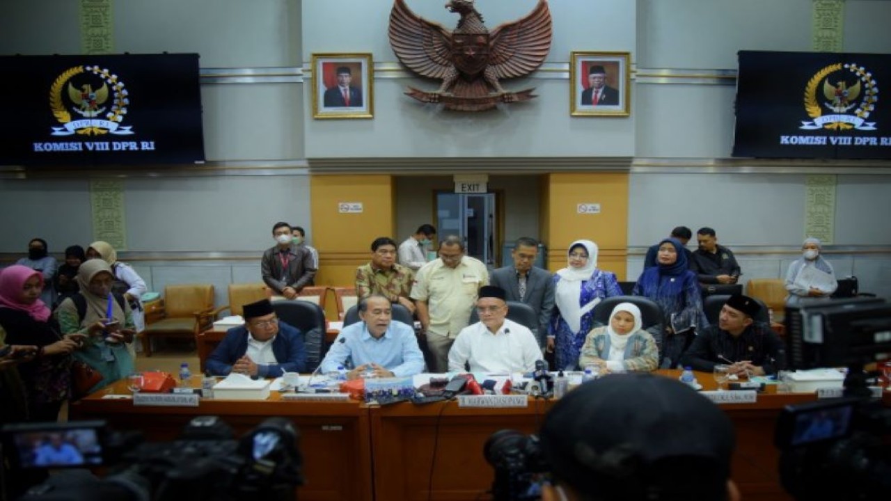 Ketua Komisi VIII Ashabul Kahfi (dua dari kiri) saat konferensi pers di ruang rapat Komisi VIII DPR, Jakarta, Rabu (8/2/2023). (Runi/Man)