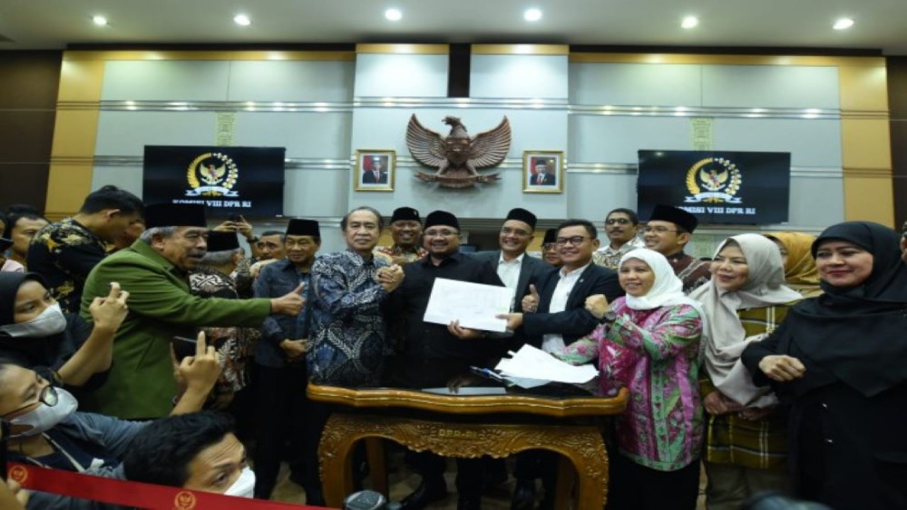 Ketua Komisi VIII DPR RI Ashabul Kahfi beserta Anggota Komisi VIII DPR RI meyetujui penetapan Biaya Penyelenggaraan Ibadah Haji (BPIH) 2023 di Gedung Nusantara II, Jakarta, Rabu (15/2/2023). (Jaka/Man)