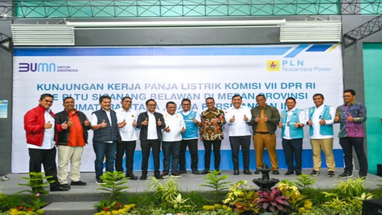 Wakil Ketua Komisi VII DPR RI Bambang Heryadi saat sesi foto bersama usai pertemuan dengan jajaran direksi PT PLN di PLTU Sicanang, Belawan, Sumut, Senin (13/2/2023). (Ridwan/nr)