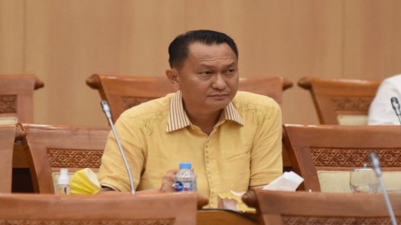 Anggota Komisi VII DPR RI Bambang Patijaya saat mengikuti RDP komisi VII dengan Mind Id dan PT FI di Ruang Rapat Komisi VII DPR RI, Senayan, Jakarta, Senin (6/2/2023). (Dep/nr)