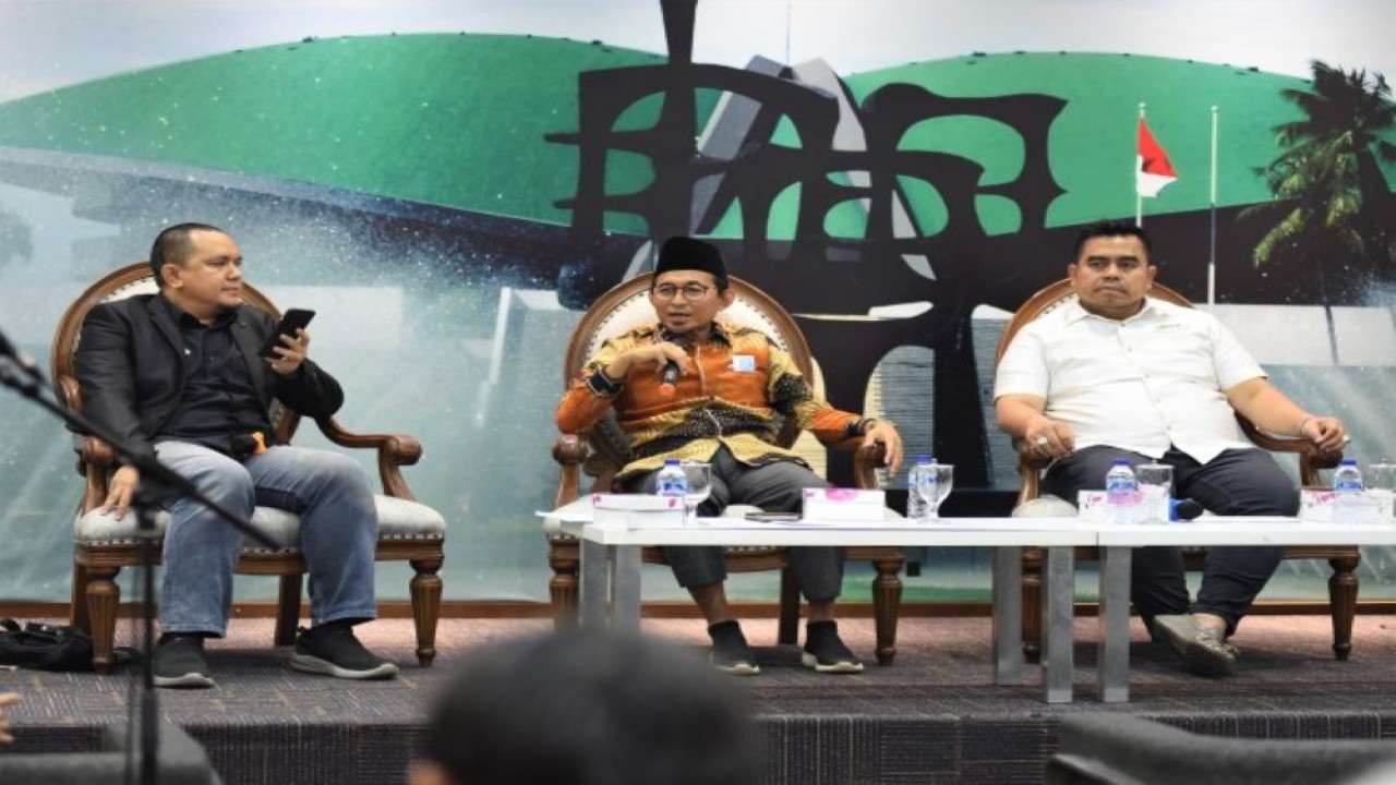 Anggota Komisi VIII DPR RI Bukhori (tengah) saat menjadi pembicara dalam Forum Legislasi di Media Center, Nusantara III, DPR RI, Senayan, Jakarta, Selasa (14/2/2023). (Devi/Man)