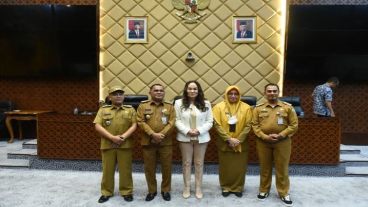 Anggota DPR RI Cen Sui Lan berfoto bersama usai melakukan audiensi Perangkat Pemerintah Kota Tanjung Pinang, Provinsi Kepulauan Riau. (Arie/rni)