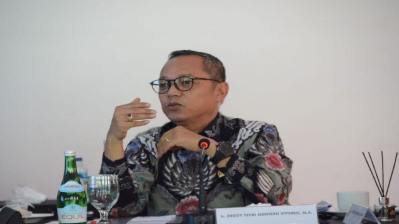 Anggota Komisi VI DPR RI Deddy Yevri Hanteru Sitorus saat mengikuti pertemuan Komisi VI dengan sejumlah BUMN terkait di Danau Toba, Sumatera Utara, Sabtu (25/2/2023). (Agung/nr)