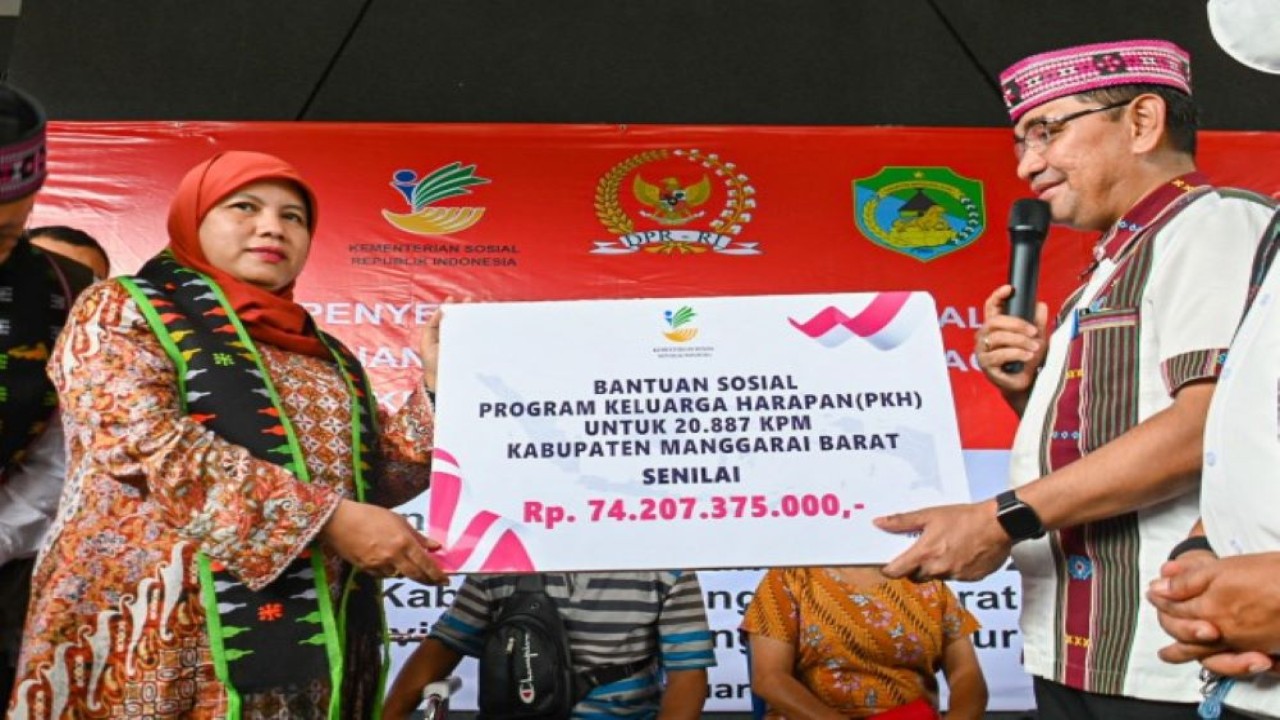 Wakil Ketua Komisi VIII DPR RI Diah Pitaloka (kiri) saat menyerahkan bantuan sosial program keluarga harapan bersama Kemensos di sela-sela Kunjungan Kerja Reses ke Labuan Bajo. (Ridwan/nr)