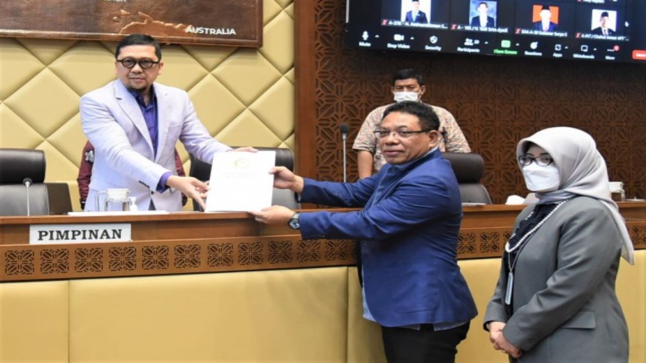 Ketua Komisi II DPR RI Ahmad Doli Kurnia Tandjung menerima 27 naskah akademik dari Badan Keahlian (BK) DPR usai rapat dengan BK DPR RI di Gedung Nusantara, Jakarta, Senin (13/2/2023). (Arief/Man)