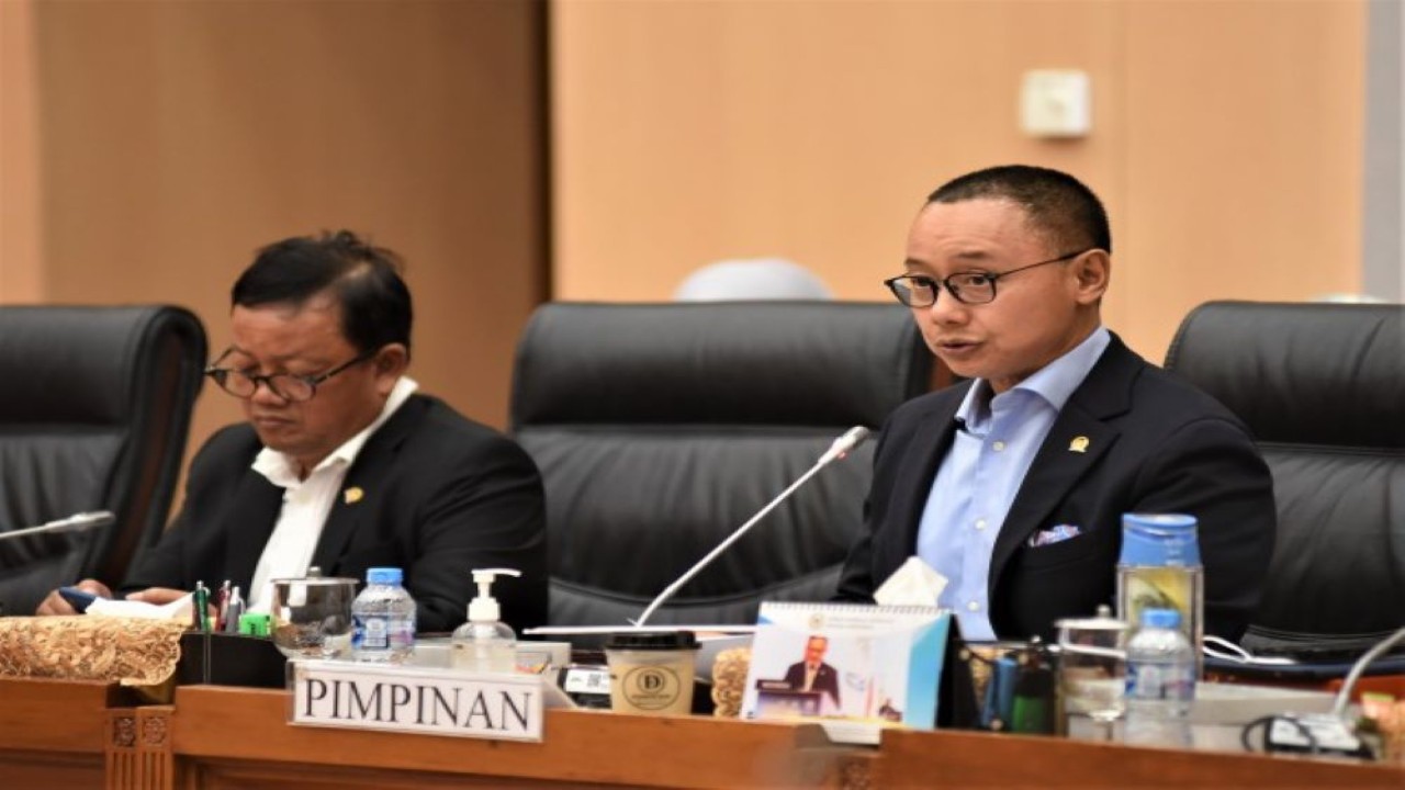 Wakil Ketua Komisi VII DPR Eddy Soeparno saat memimpin rapat di Senayan, Jakarta, Senin (6/2/2023). (Devi/man)