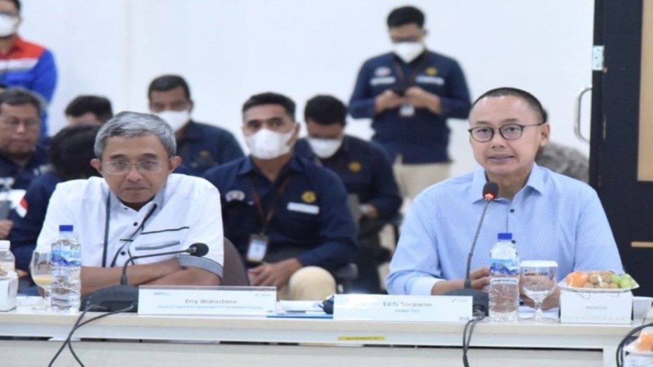 Wakil Ketua Komisi VII DPR RI Eddy Soeparno (kanan) saat memimpin Kunjungan Kerja Spesifik Komisi VII DPR RI ke TBBM Rewulu DIY, Jateng, Kamis (9/2/2023). (Tiara/nr)