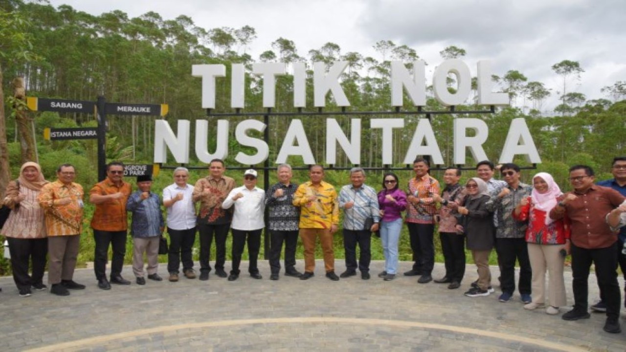 Wakil Ketua Komisi IX DPR RI Emanuel Melkiades Laka Lena bersama Tim Kunker Komisi IX DPR RI saat foto bersama di Titik Nol Ibu Kota Nusantara, Kabupaten Penajam Paser Utara, Provinsi Kalimantan Timur, Kamis (02/02/2023). (Singgih/nr)