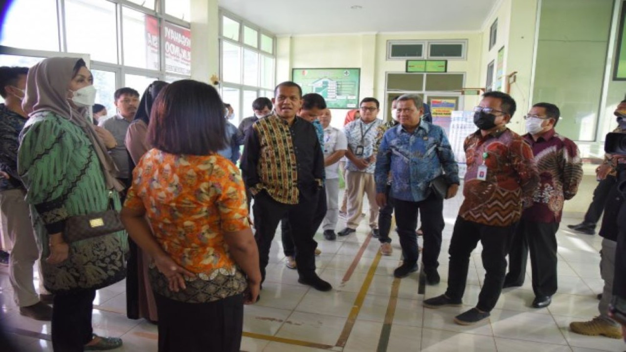Wakil Ketua Komisi IX DPR RI Emanuel Melkiades Laka Lena bersama rombongan Tim Kunker Reses Komisi IX DPR RI saat mengunjungi Puskesmas Sota, Merauke, Papua Selatan, Jumat (17/2/2023). (Singgih/nr)