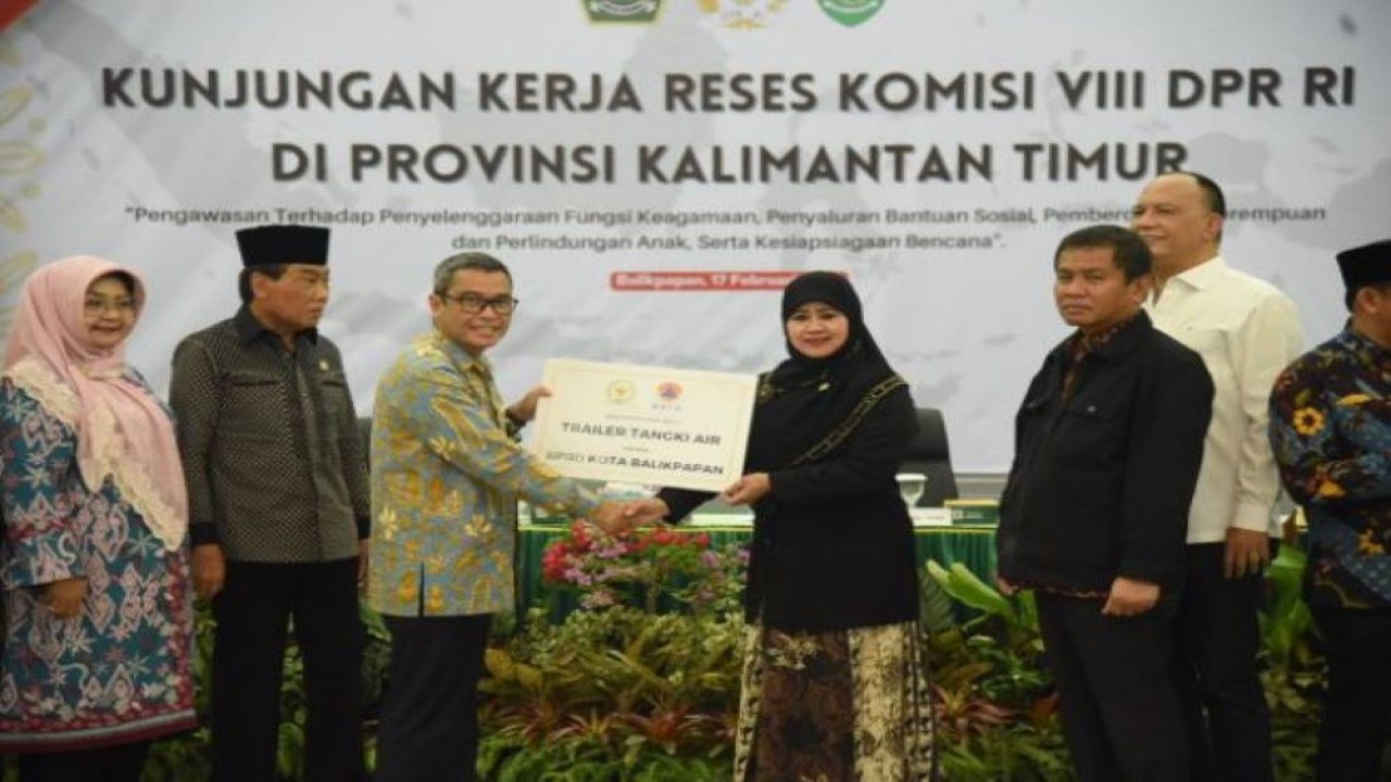 Anggota komisi VIII DPR RI Endang Maria Astuti saat menyerahkan bantuan usai pertemuan tim Kunker reses Komisi VIII DPR dengan Sekjen Kemensos, Kepala Badan BPKH, serta Asisten Administrasi Umum Provinsi Kaltim beserta jajaran, di Balikpapan, Jumat (17/2/2023). (Arief/nr)