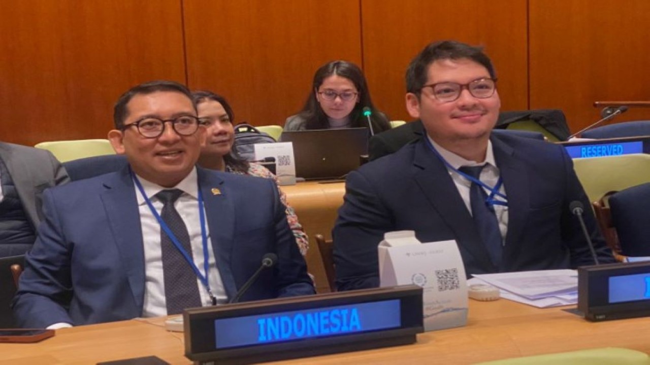 Ketua BKSAP DPR RI Fadli Zon bersama Anggota BKSAP DPR RI Ravindra Airlangga saat mengikuti forum Parliamentary Hearing di Markas Besar PBB di New York, Amerika Serikat. (Ist/nr)