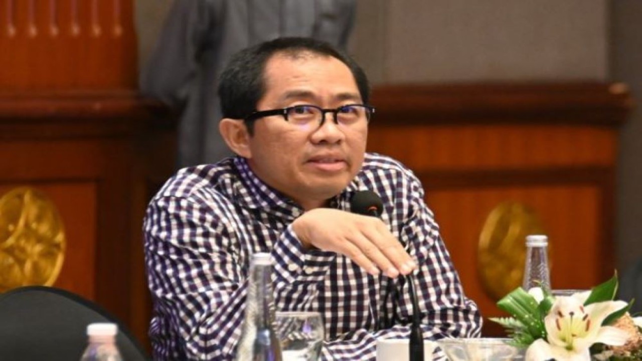 Ketua Komisi VI DPR RI Faisol Riza saat pertemuan dengan Bank Rakyat Indonesia (BRI), Bank Nasional Indonesia (BNI) dan Permodalan Nasional Madani (PNM) membahas pemulihan sektor UMKM dan perkembangan UMKM di Jawa Timur, Jumat (24/2/2023). (Bianca/Man)