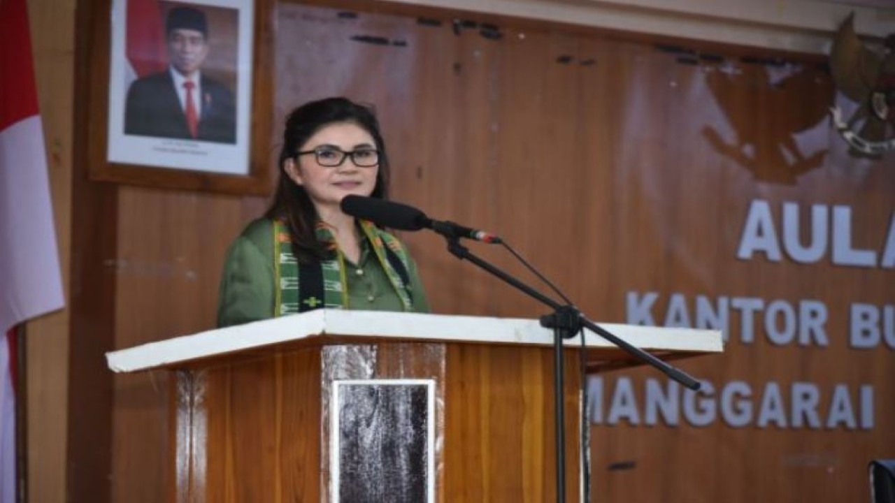 Ketua Komisi IX DPR RI Felly Estelita Runtuwene saat memimpin pertemuan Tim Kunjungan Kerja Reses Komisi IX DPR RI di Aula Bupati Manggarai Barat, Kabupaten Manggarai Barat, NTT. (Oji/nr)