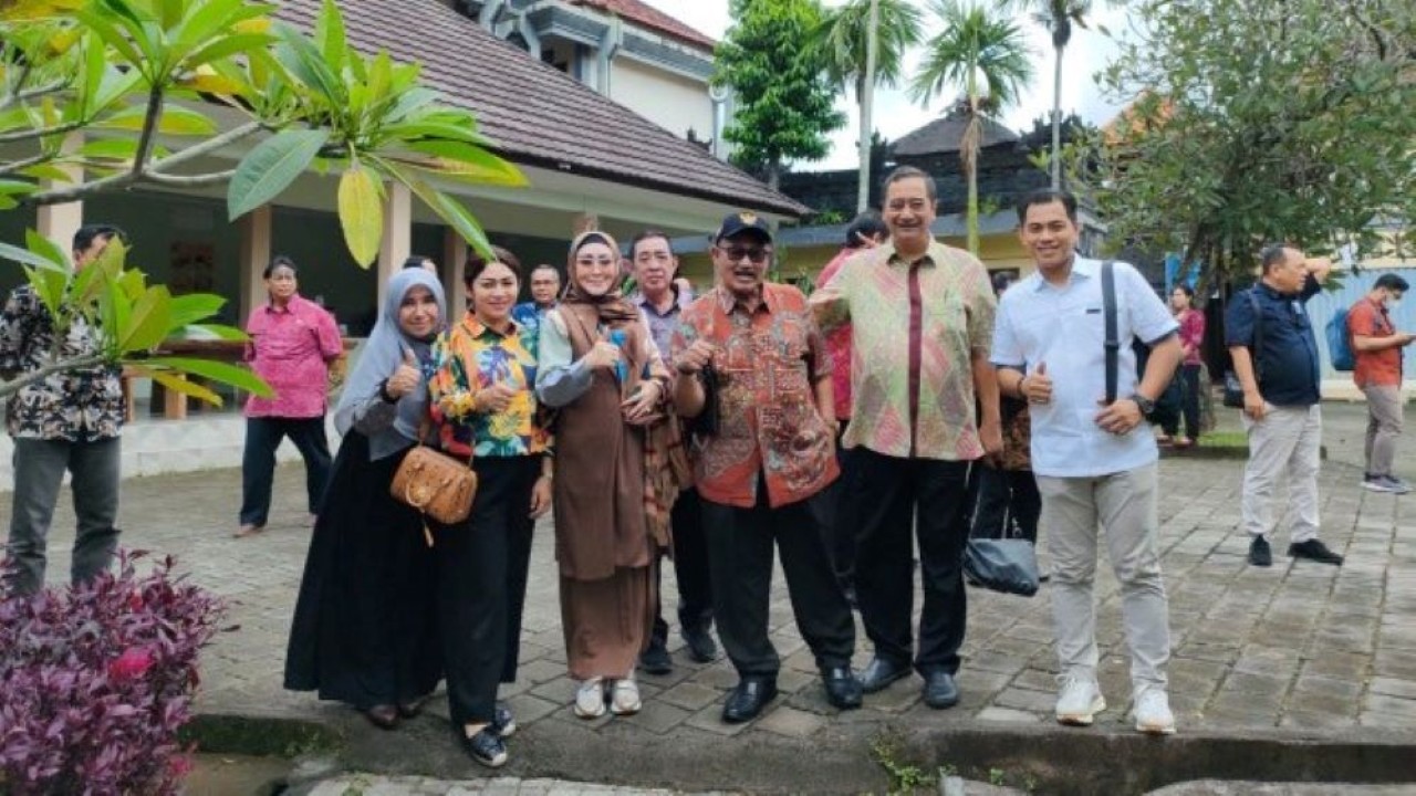 Anggota Komisi X DPR RI Ferdiansyah bersama rombongan tim saat foto bersama usai meninjau SMAN I Denpasar, Bali, Jumat (17/2/2023). (Ayu/nr)