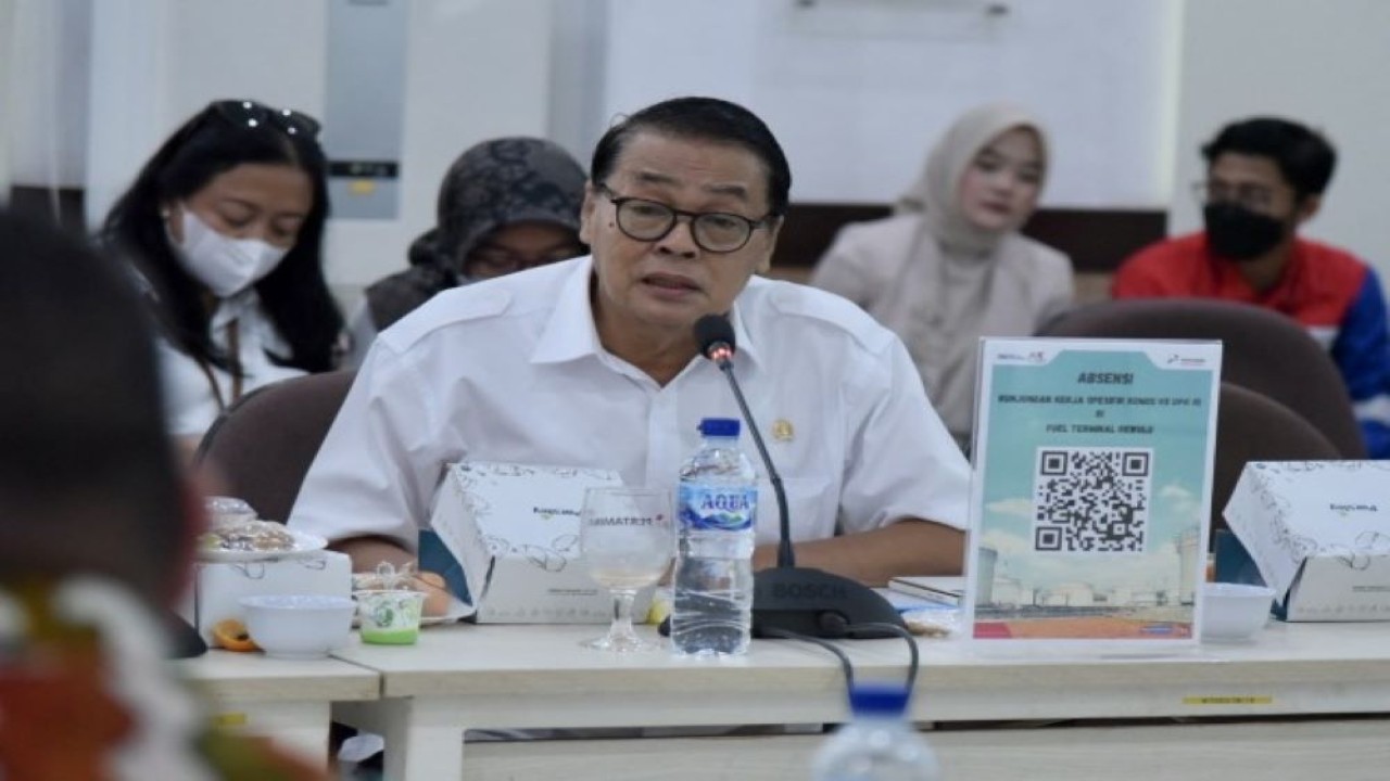 Anggota Komisi VII DPR RI Gandung Pardiman saat mengikuti pertemuan Tim Kunjungan Kerja Spesifik Komisi VII DPR RI ke TBBM Rewulu DIY, Jateng. (Tiara/nr)