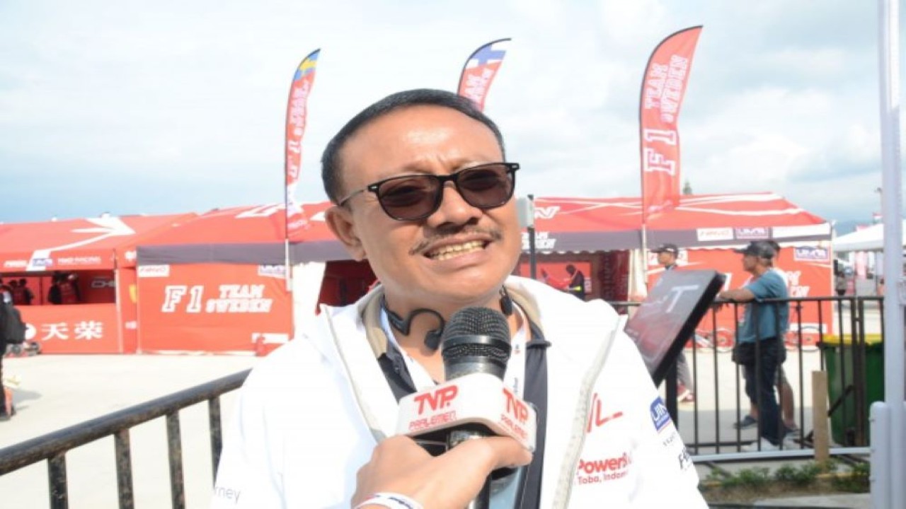 Anggota Komisi VI DPR RI Gde Sumarjaya Linggih usai meninjau gelaran balap perahu motor F1 Powerboat di Balige, Danau Toba, Sumatera Utara, Minggu (26/2/2023). (Agung/nr)