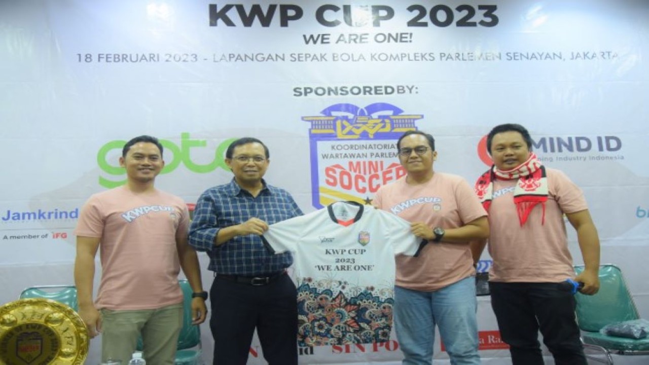 Anggota DPR RI Herman Khaeron (dua dari kiri) dalam sesi foto bersama usai saat hadir dalam konferensi pers KWP Cup 2023 di Senayan, Jakarta, Jumat (17/2/2023). (Runi/nr)