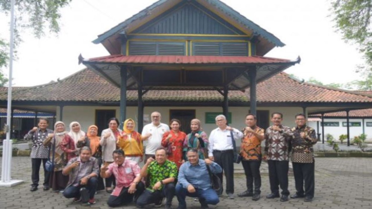 Tim Kunspik Komisi X DPR RI saat foto bersama usai pertemuan di Kantor Gubernur Yogyakarta, Kamis (9/2/2023). (Shane/nr)