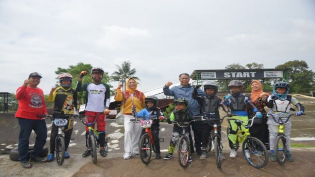 Tim Kunspik Komisi X DPR RI yang dipimpin Wakil Ketua Komisi X DPR RI Hetifah Sjaifudian saat foto bersama usai bertemu para atlet BMX cilik di Youth Center DIY, Yogyakarta, Kamis (9/2/2023). (Shane/nr)