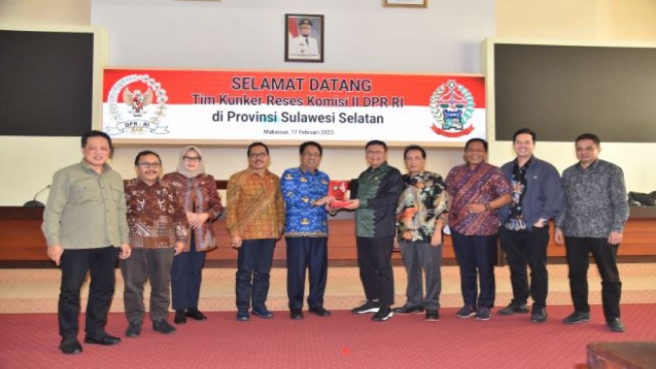 Anggota Komisi II DPR Ihsan Yunus bersama rombongan Tim saat foto bersama usai memimpin Kunjungan Kerja Reses Komisi II DPR ke Provinsi Sulawesi Selatan, Jumat (17/2/2023). (Eki/nr)